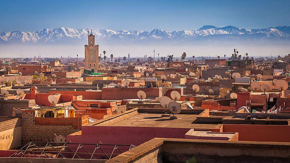 Der Blick über Marrakesch in die verschneiten Berge des Hohen Atlas