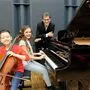 Der Gleisdorfer Musikschuldirektor Gunter Schabl mit zwei seiner 962 Schüler: Santino Mitteindrein und Alexa Gössler