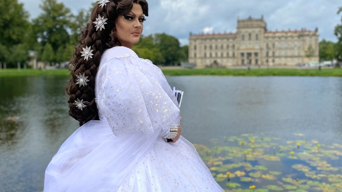Bernd Heinrich-Piebel alias Drag-Queen Samantha Gold als "Sissi". Das Kleid schneiderte Ehemann Johannes.