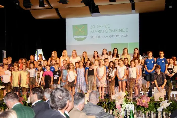Auch die Sängerinnen und Sänger der Volks- und Mittelschule performten ihr selbstkomponiertes Lied „50 Jahre Marktgemeinde“