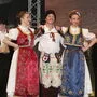 Traditionelle Tänze und Lieder in landestypischen Trachten
