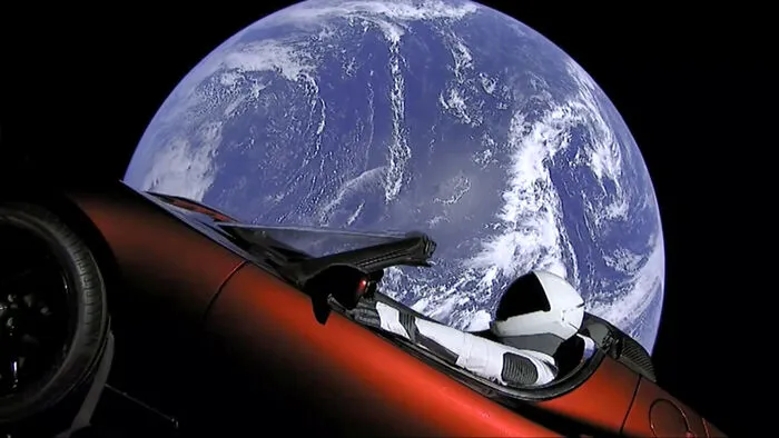 Ein kirschroter Tesla-Sportwagen im All: Besser kann PR nicht gemacht werden.