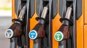 Zapfsäule für Diesel und Benzin an einer Tankstelle | Der neue Kriegsherd lässt die Preise nach oben kochen 