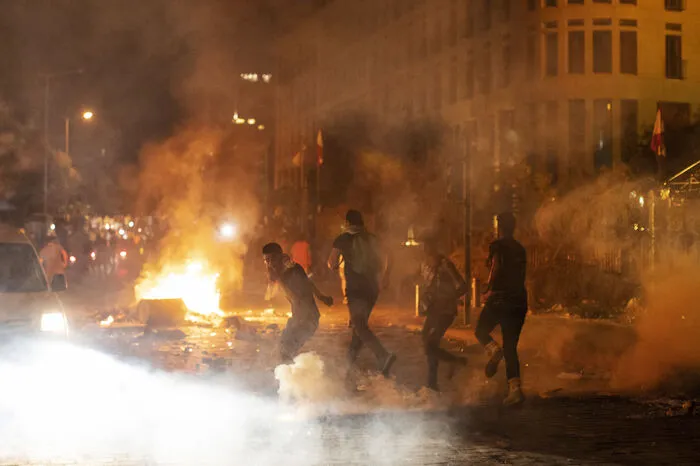 Die Demonstranten setzten dort Werbetafeln, Bretter und Müllhaufen in Brand und warfen mit Steinen auf Sicherheitskräfte. Diese setzten teilweise Tränengas ein.