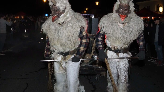 Seit diesem Wochenende kann man auch in Klagenfurt Land zum Krampusumzug gehen. Am Techelsberg gab es am Samstag ein Krampustreiben, bei dem bis nach Mitternacht gefeiert wurde. Am Sonntag ging es in Lassendorf beim zehnten Percht- und Krampuslauf der Magdalensberger Bergteufel rund.