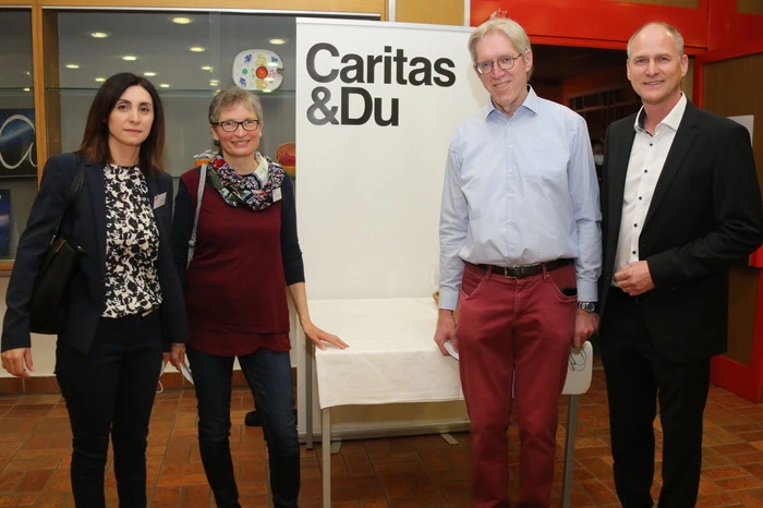 Anna Gregorian und Christine Engelmann von der Caritas Steiermark, Organisator Anton Pieberl und Schulleiter Hannes Schuster.