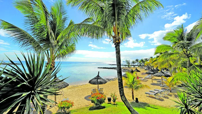 Entspannen am Strand des Vier-Sterne-Hotels Canonnier Beachcomber Golf Resort & Spa