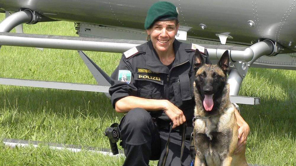 Polizeidiensthund DiNozzo und Diensthundeführerin Abteilungsinspektorin Birgit N.