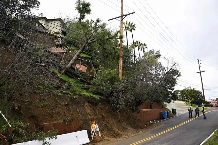 In manchen Regionen wie um Los Angeles sorgten Winterstürme mit heftigen Niederschlägen für Überschwemmungen und Erdrutsche.