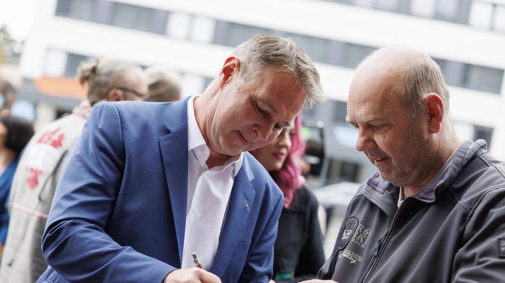 SPÖ Chef Andreas Babler (links) mit einem Autogramm-Jäger vor Beginn des Parteitages