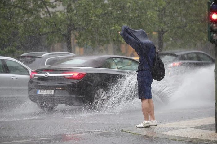 Der Pullover zum Schutz ist gut gemeint: Gegen fortwährenden Regen von oben und Spritzwasser aus Pfützen von unten ist er aber machtlos.