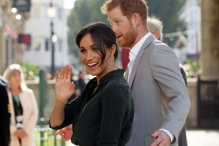 Gemeinsam mit Prinz Harry besuchte Meghan mehrere Orte in der Grafschaft. Im Laufe des Tages standen unter anderem die Städte Brighton, Chichester und Peacehaven auf dem Programm.