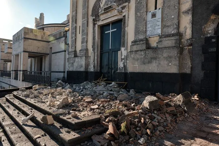 Mindestens vier Menschen wurden durch herabfallende Trümmer verletzt. Das Epizentrum des stärksten Erdstoßes von 4.8 auf der Richterskala wurde um 3.19 Uhr in der Provinz Catania gemeldet.