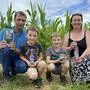 Peter und Ingrid Schnepf mit ihren Söhnen Lukas und Paul vor einem ihrer Käferbohnenfelder