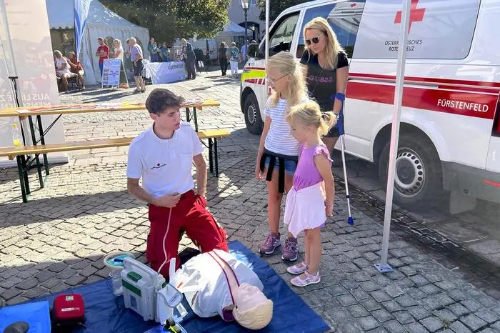Projektleiterin Karin Strempfl begrüsste Bürgermeister Franz Jost, die beiden Vizebürgermeister Roland Gogg und Harald Peindl sowie Finanzstadtrat Christian Sommerbauer oder KEM-Manager Joachim Friessnig.