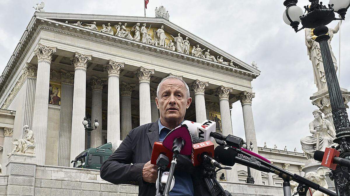 Peter Pilz bei seiner Pressekonferenz vor dem Parlament