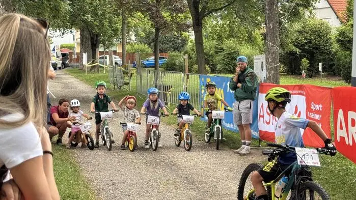 Mit strahlenden Gesichtern, jeder Menge Ehrgeiz und kräftigen Tritten in die Pedale feierte das Kinderradrennen des RC ARBÖ-ASKÖ Rapso Knittelfeld am Sonntag, dem 5. Juli, im Stadtpark seine Rückkehr. 
