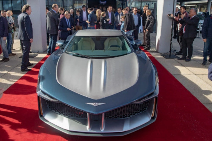 Angetrieben wird das Auto von einem Lamborghini V10, der dank zwei Turboladern mit Elektrokompressoren eine Leistung von 1085 PS erzielt. Damit schafft der Maguari die Beschleunigung von 0 auf 100 km/h in 2,8 Sekunden.
