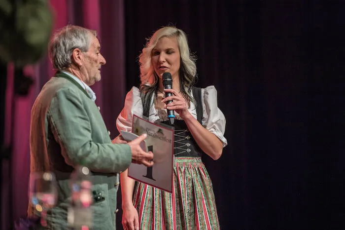 Mit Startnummer eins ging Melanie Mayer (22) aus Ranten ins Rennen. Die Kindergarten- und Hortpädagogin trainiert für ihren ersten Triathlon und macht die Ausbildung zur Feuerwehrfrau. Vorgestellt hat sie sich mit einem Lied.