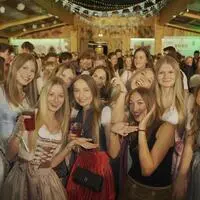 Ausgelassene Stimmung beim ersten Spielberger Oktoberfest.