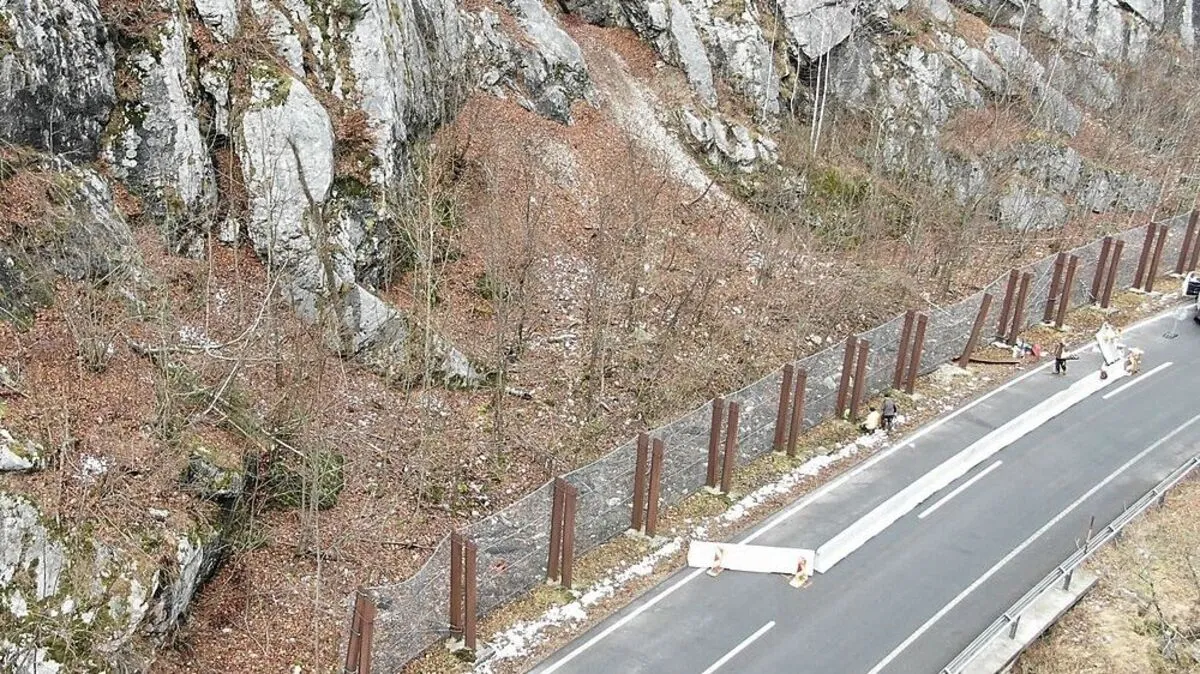 Felsblöcke mit der Größe eines Kubikmeters lösten sich 