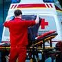 Man sieht einen Mitarbeiter des Roten Kreuzes vor einem Rettungswagen | Der Verletzte wurde ins UKH Klagenfurt eingeliefert (Sujetbild)
