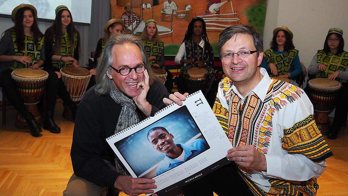 Hanzej Rosenzopf (rechts) und Karlheinz Fessl mit dem neuen Kalender