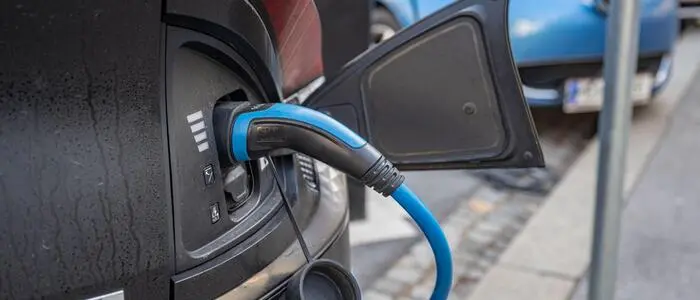 Ein E-Auto beim Laden | Bereits fast jeder fünfte Neuwagen in Osttirol fährt elektrisch