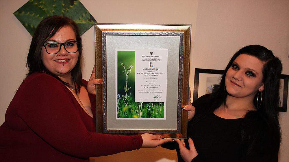 Elaine und Megan Piereder mit der neuesten Auszeichnung für das Kompetenzzentrum „Ladybird“