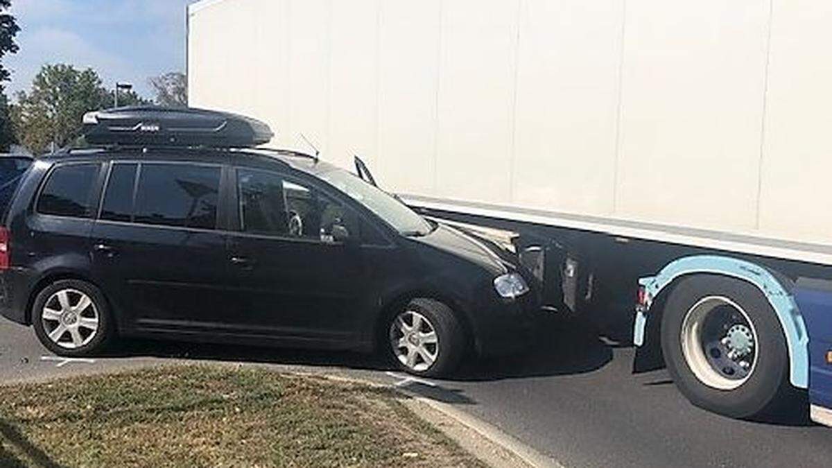 Eines der Schlepperautos kollidierte mit einem Lkw