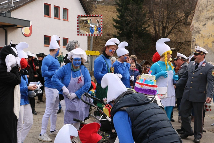 Nach dem Umzug gab es für die Kleinsten Krapfen im Oberstock des Rüsthauses, während sich unten die Teilnehmer mit Bier und Wein stärkten.