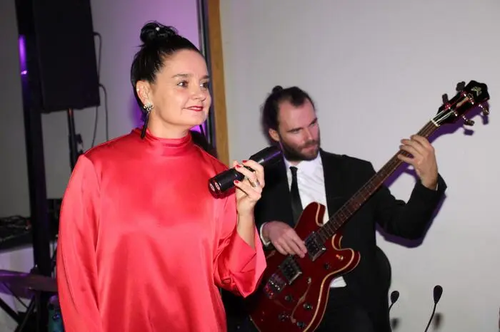 Musikalisch eröffneten die Mitglieder von Bixbeat mit Leadsängerin Elisabeth Gressl den Galaabend mit international bekannten Hits.