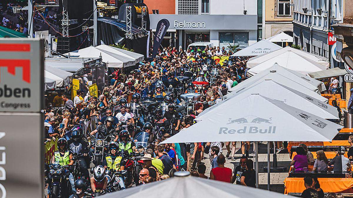 3800 Bikes, 400 Vespas, 350 US-Cars und 25.000 Besucher waren Teil der Benefizveranstaltung „Iron Road for Children“ 