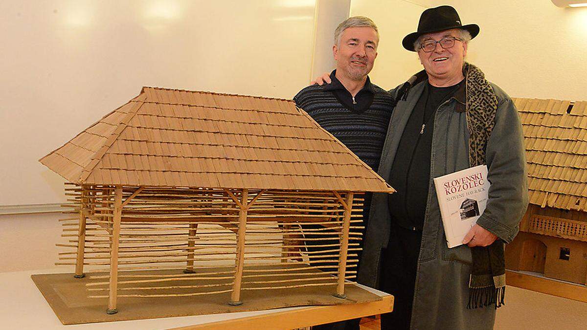 Ludwig Druml und Slavko Mezek mit dem Modell einer der traditionellen Harpfen, die zum Heutrocknen verwendet wird