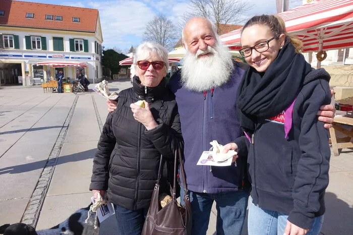 Franz Bischof verließ sogar seinen Stand am Gleisdorfer Bauernmarkt, um sich eine Bluemzwiebel von Jaqueline Ammer zu holen. Roswitha Gmoser tat es ihm gleich.