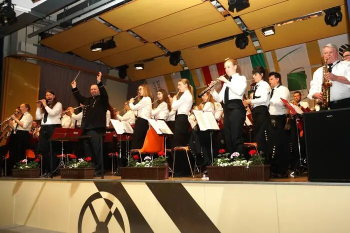 Eröffnet wurde das Konzert mit dem Egerländer Festmarsch unter der Leitung von Kapellmeister Herbert Bauer.