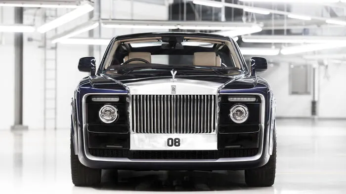 „Sweptail ist das automobile Äquivalent der Haute Couture“, sagt Chefdesigner Giles Taylor. Inspiriert von Rolls-Royce der 1920er- und 1930er-Jahre mit ihren individuell gefertigten Karosserien in alter Coachwork-Tradition sowie von klassischen und modernen Yachten, wollte der Kunde ein zweisitziges Coupé mit großem Panorama-Glasdach.