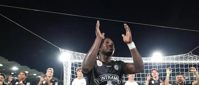 Fans und Mitspieler feierten Seedy Jatta nach dem Sieg gegen Altach