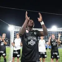 Fans und Mitspieler feierten Seedy Jatta nach dem Sieg gegen Altach
