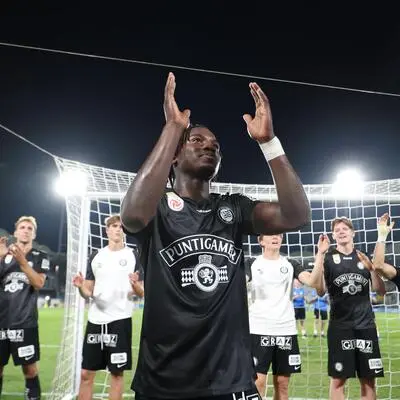 Fans und Mitspieler feierten Seedy Jatta nach dem Sieg gegen Altach