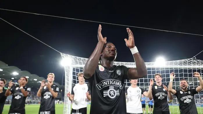 Fans und Mitspieler feierten Seedy Jatta nach dem Sieg gegen Altach