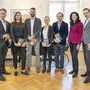 Bildungs- und Integrationsstadtrat Kurt Hohensinner, Carla Apschner, Andreas Maierhofer, Sarah Kampitsch und Konstantin Dreyer  von Sindbad, Klubobfrau Landtagsabgeordnete Barbara Riener sowie Oliver Kröpfl von der Steiermärkische Sparkasse
