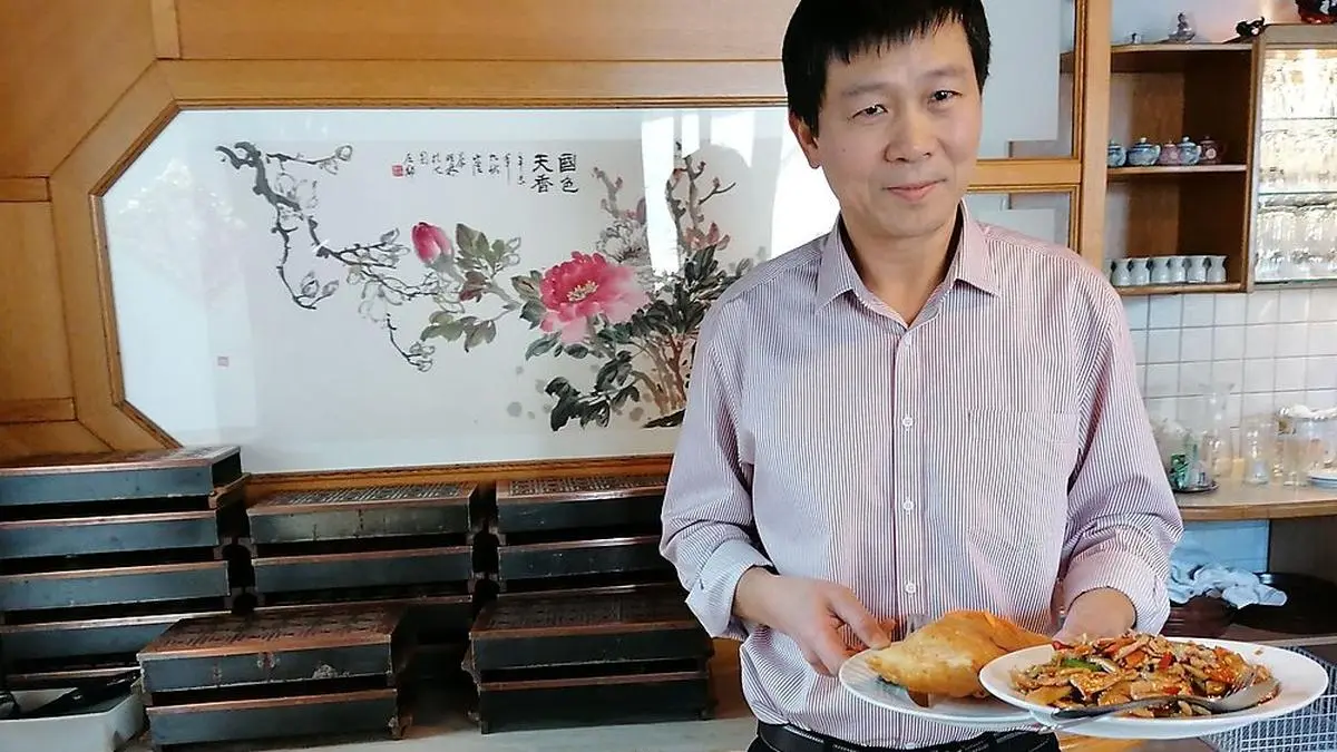 Shajiang Jin (rechts) tischt im Grazer „Konfuzius“ auf