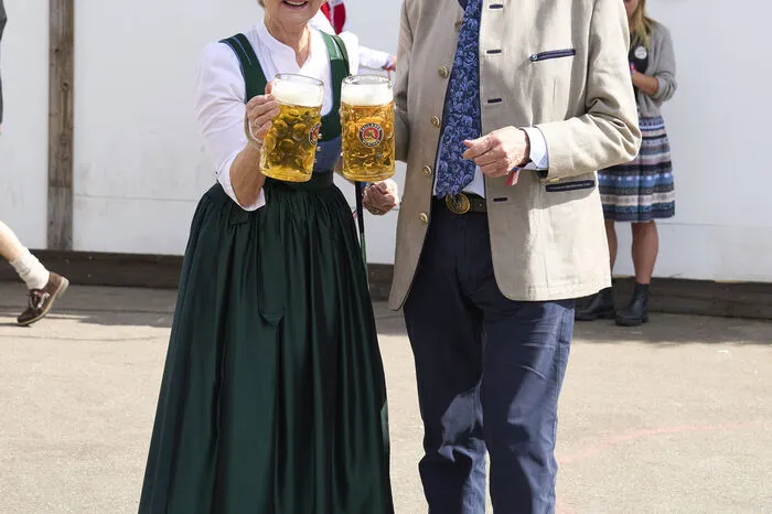 Bayerns ehemaliger Ministerpräsident Edmund Stoiber und seine Karin ließen sich das Oktoberfest natürlich auch nicht entgehen.
