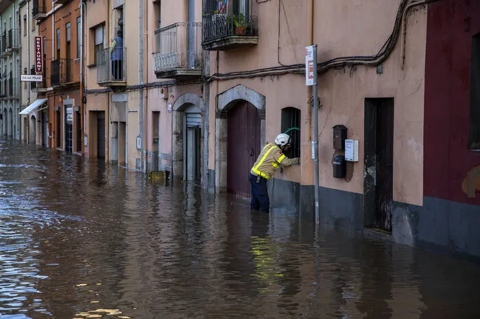 Die Wassermassen zerstörten mehrere Brücken, Straßen waren zeitweise gesperrt. Für viele Schüler fiel der Unterricht aus. Wie groß die Schäden insgesamt sind, ist noch unklar.