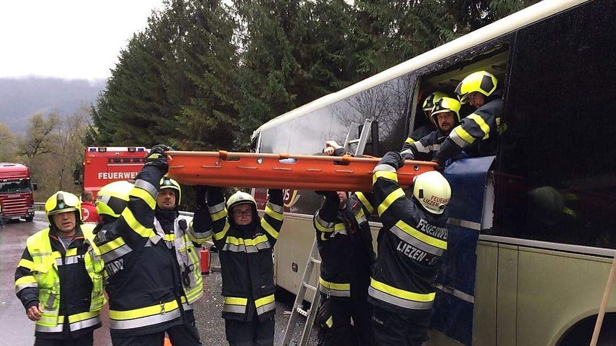 Die Insassen wurden mit Tragen aus dem Bus geholt