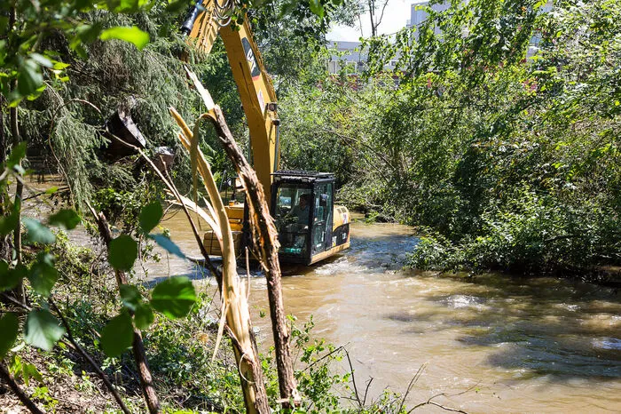 Gearbeitet wird mit Baggern, die im Wasser stehen.