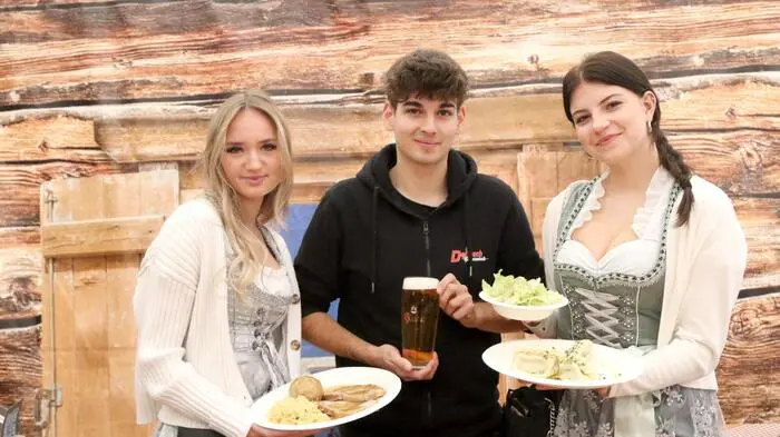 Warum der „Wiesn-Stadl“ von Sandro Dobesch (Foto) gleich beim Haupteingang neben der Freyung am St. Veiter Wiesenmarkt gerne aufgesucht wird?
