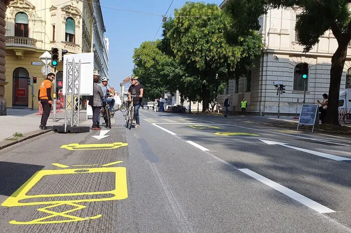 Die Aussicht: Mit Piktogrammen am Boden wurde gezeigt, wie die künftige Verkehrsführung funktionieren soll.