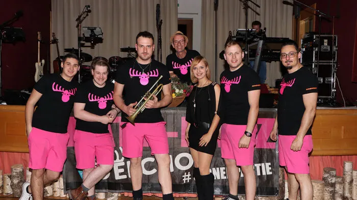 Die Party-Band „Die Elchos“ v. links: Raphael Pirker, Richard "Richi" Penetzdorfer, Christian Stampfer, Uwe "Gruve" Dalitz, Bianca Brunner, Ingo Wandler und Ricardo Köstenbaumer.